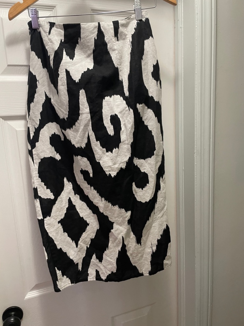 Express Knee Length Black and White Cotton Abstract Print Pencil Skirt - Picture 6 of 6
